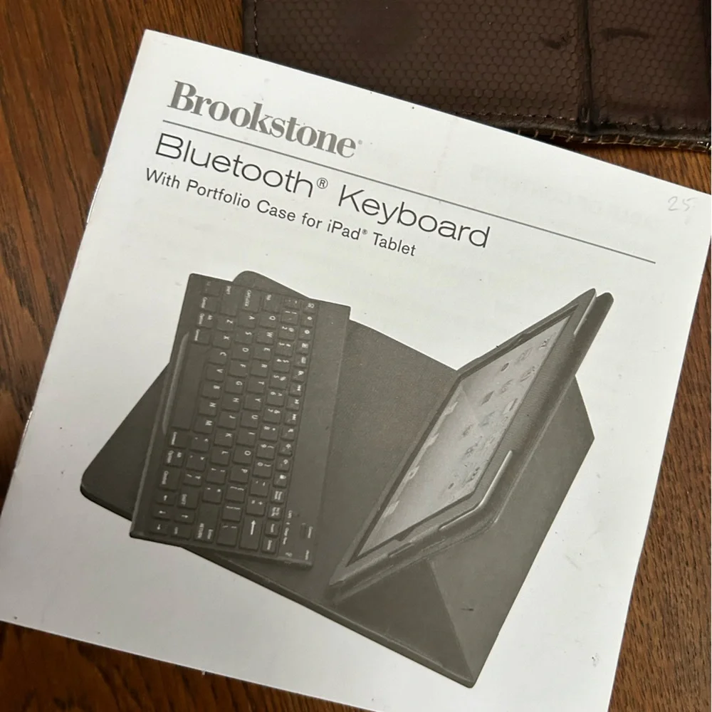 Brookstone Keyboard w/Portfolio Case IPad tablet. Accompanying cord, instruction